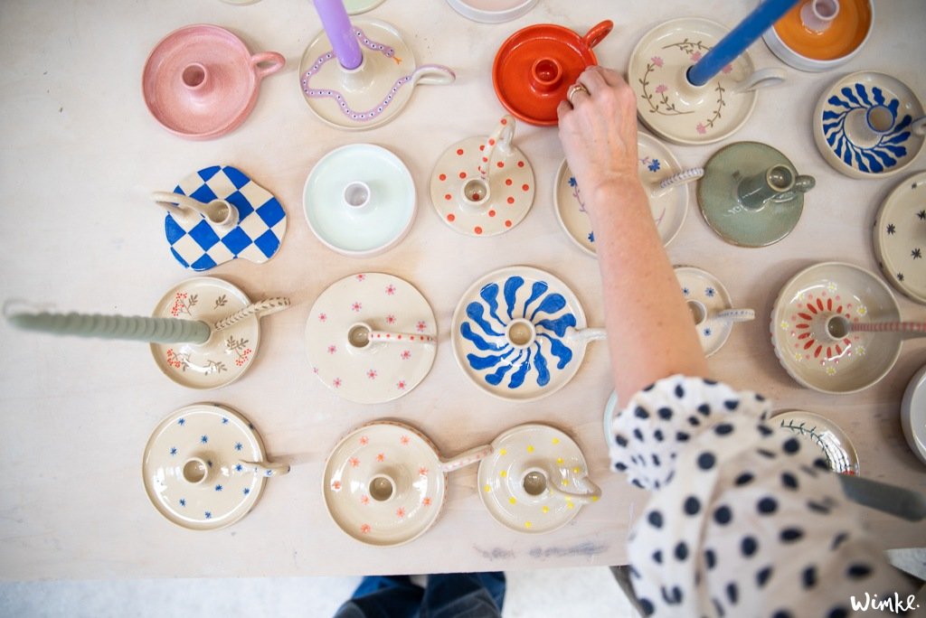 Handgemaakte kandelaar van klei met verf in warme winterkleuren, gemaakt tijdens een gezellige DIY-workshop met Margriet en Wimke.