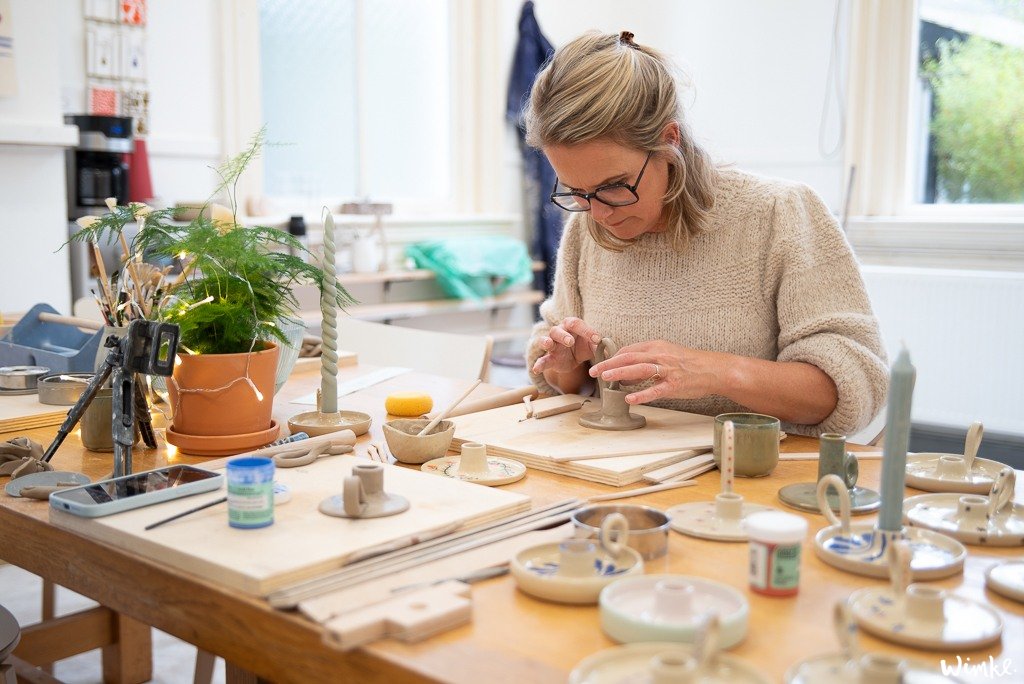 Handgemaakte kandelaar van klei met verf in warme winterkleuren, gemaakt tijdens een gezellige DIY-workshop met Margriet en Wimke.